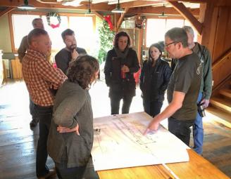 group_meeting_on_showroom.jpg