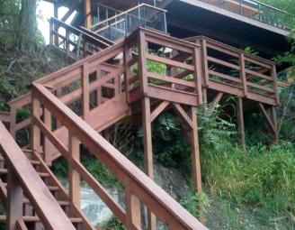 lake_side_timber_home_steep_site.jpg