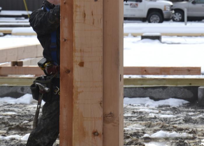 kevin_directing_crane_with_timber_post.jpg