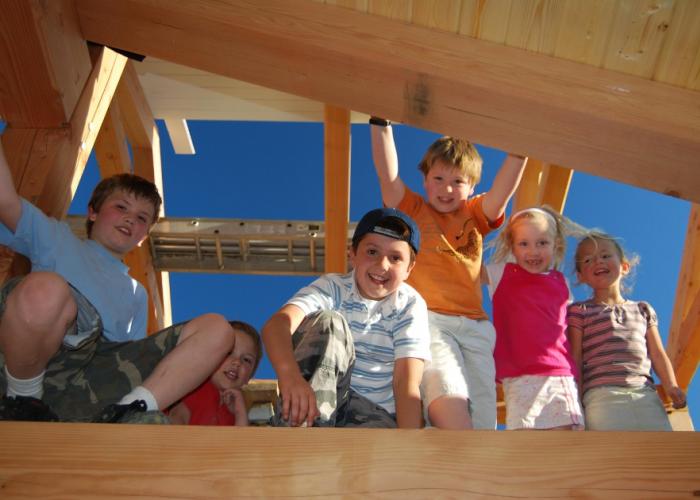 kids_at_montana_raising.jpg