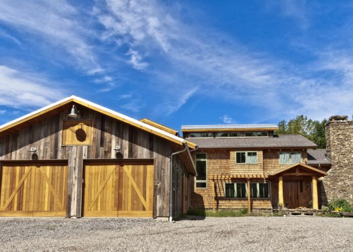 mendon_timber_frame_home_garage.jpg