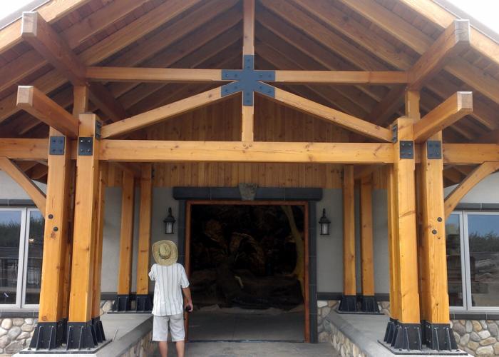 entry_porch_with_metal_brackets.jpg