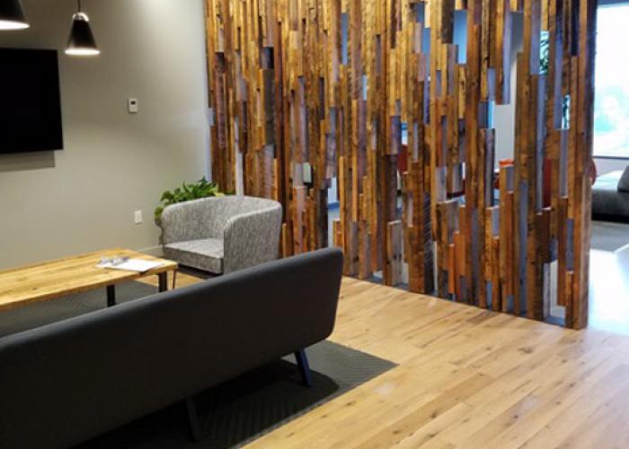 reclaimed_circle_sawn_plank_wall_and_oak_floor_pioneer_millworks.jpg