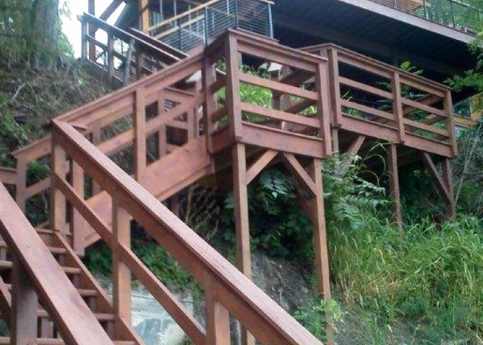 lake_side_timber_home_steep_site.jpg